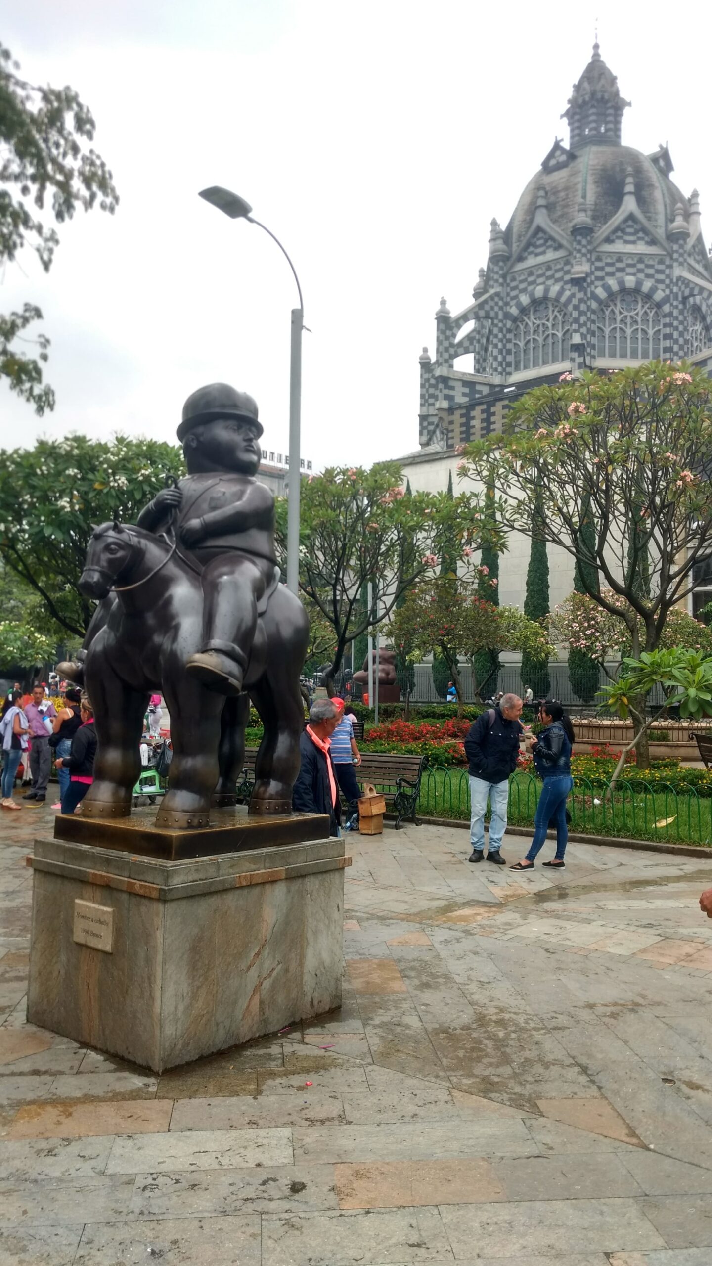 Tour ciudad PLaza Botero 4 jpg