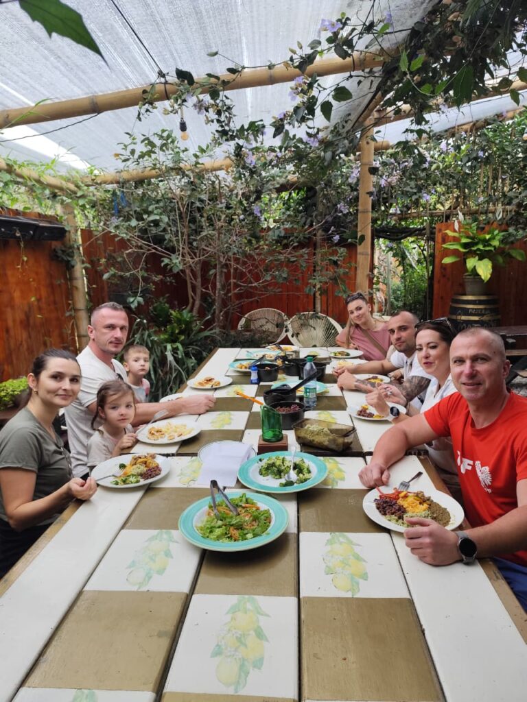 a la mesa en Guatape